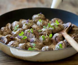 Albóndigas con salsa de champiñones al vino blanco