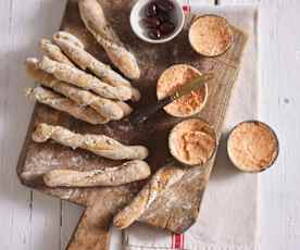 Manteiga de chouriço e palitos de pão com azeitona