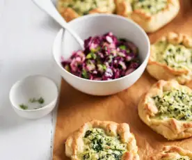 Mini galettes de coliflor con espinacas y ensalada de col morada