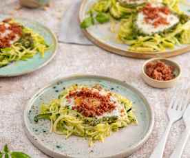 Gniazdka ze spiralizowanej cukinii z pesto i pudrem z boczku (TM6)