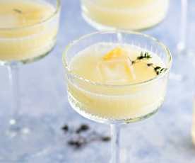 Bezalkoholowy drink cytrynowo-tymiankowy