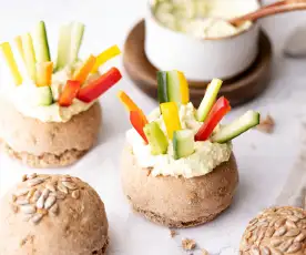 Panecillos integrales con dip de queso y crudités