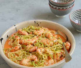 Fideos de zucchini con langostinos al estragón y manteca de lima