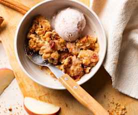 Veganský crumble s jablky, ořechy a rozinkami v rumu