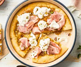 Pizza con pesto de pistachos, queso cremoso y mortadela