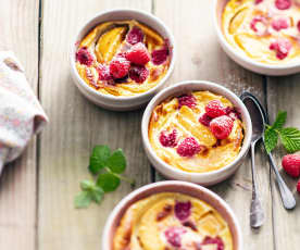 Clafoutis pêche-framboise