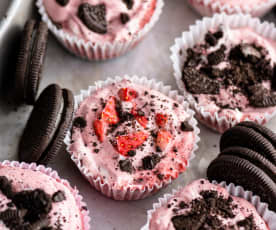 Tartelettes glacées aux fraises et biscuits type Oréo®