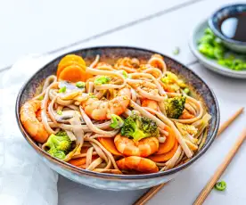 Nouilles soba aux légumes et crevettes