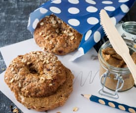 Bagels de frutos secos y arándanos con mantequilla de almendras