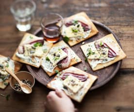 Tuile de pain de mie, pont-l'évêque et magret de canard séché