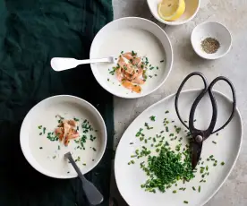 Ajo blanco com salmão e cebolinho