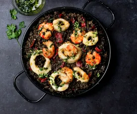 Arroz negro con calamares fritos y camarones