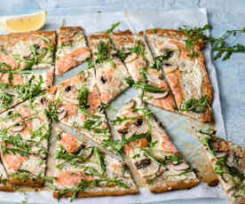 Flammekueche aux graines de lin avec saumon, champignons et salade de roquette