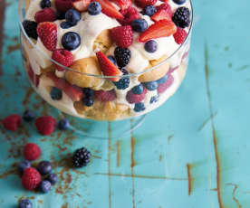 Trifle de choux com frutos vermelhos