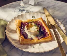 Blätterteig-Tartes mit roten Zwiebeln und Ziegenkäse