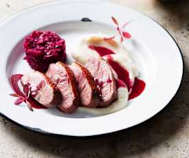 Peito de pato, couve roxa e puré de aipo