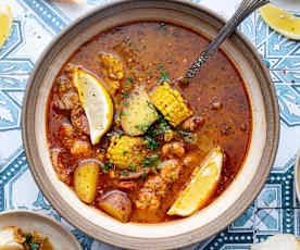 Patatas guisadas con chorizo y langostinos