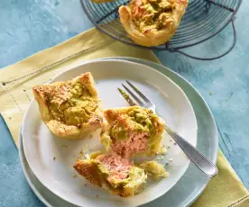 Muffin di sfoglia con salmone e avocado