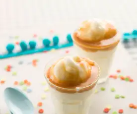 Gelado de iogurte com molho de caramelo