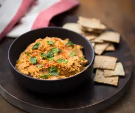 Húmus de tomate seco com crackers