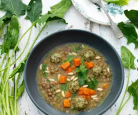 Sopa de lentilhas com almôndegas de bulgur