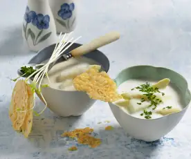 Velouté d'asperges et tuiles de fromage