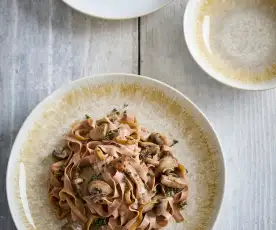 Tagliatelle com cogumelos e cebola