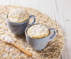 Veganský mug cake s kokosem