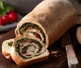 Dinkel-Grünkohl-Brot mit Mettwürstchen