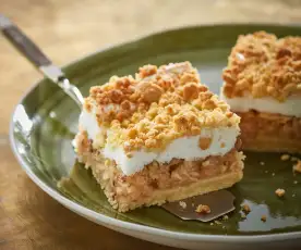 Apple crumble meringue slice