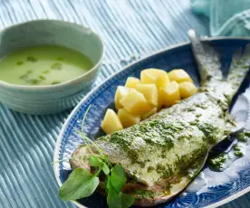 Menü: Salat-Cremesuppe, Seebarsch an einer Brunnenkresse-Sauce und Kartoffeln