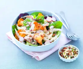 Salade tiède d'aile de raie aux radis, girolles et noisettes