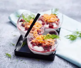 Verrine aux chèvre frais, noix, saumon fumé et cerises