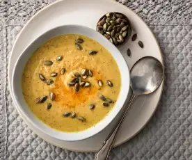 Soupe au chou-fleur rôti et à l'huile de piment