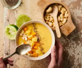 Smoothie bowl mangue, citron vert et ananas