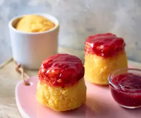 Petits cakes à la vanille nappés de confiture de framboises