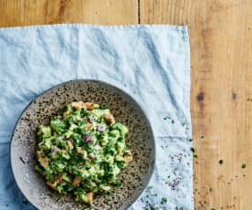 Salada iraniana com molho de abacate