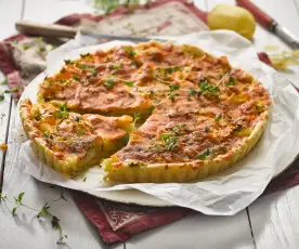 Quiche s novými bramborami, jarní cibulkou a čedarem