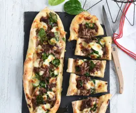 Pizza turque au bœuf et aux épinards