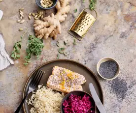 Salmão ao vapor com arroz de gengibre e couve marinada