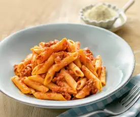 Pasta in tomatensaus met ham en chorizo