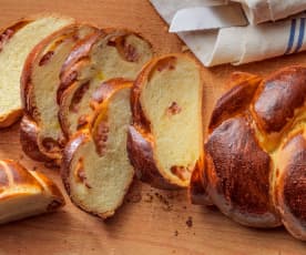 Treccia di pan brioche ripiena