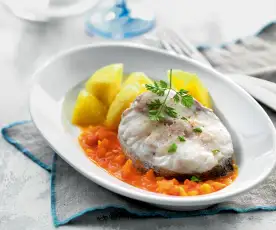 Pesce e patate con salsa al pomodoro