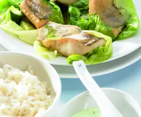 Filetes de perca em cesto de alface com molho de feta e limão