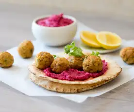 Falafel com húmus de beterraba