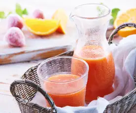 Jugo integral de mango, naranja y fresa