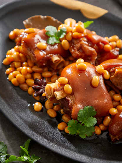 红烧猪蹄焖黄豆