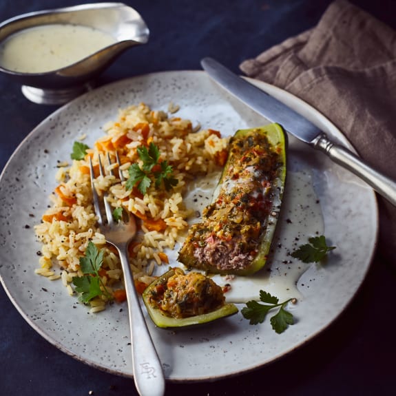 Zucchini mit Paprika-Hack-Füllung, Möhrenreis und Käsesauce - Cookidoo ...