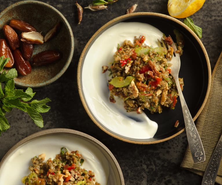 Freekeh-Salat mit Datteln und Nüssen