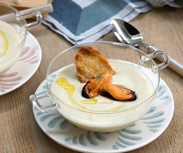 Vichyssoise de coliflor con mejillones al vapor